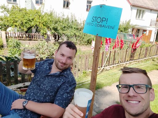 Po dlouhém dnu úklidu a příprav se s kamarádem Kuřetem posadíme do křesílek a čekáme na první účastníky.