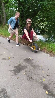 Holky vyprahlým lijcům zřejmě nestačí, ale stejně mají úsměv na tváři.