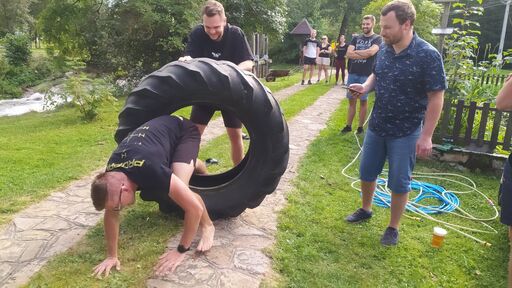 Nyní exující lijec, který se před momentem lopotil s kolečkem, musí proskakovat přetkrát převracenou pneumatikou.